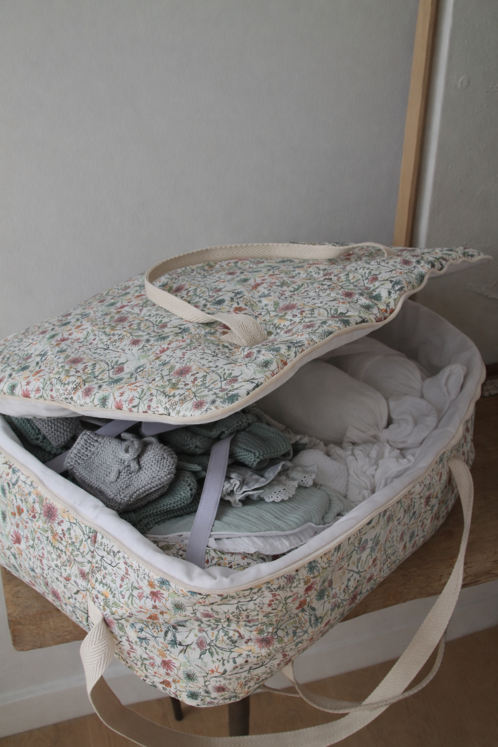 Bolsa-floral-con-ropa-de-bebe